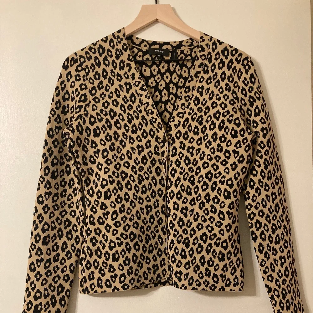 ✨ THEORY ✨ Cheetah Print Cardigan 🐆 Sz M 🐆 - Picture 2 of 5